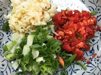 step4: 將蒜,蔥,辣椒都切末。