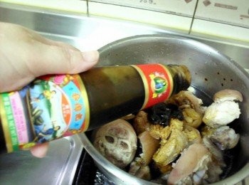 step3: 將洗好豬腳、豆輪入鍋加入所有<span class="group_1">調味料</span>加水蓋過所有內容物，最後蓋上鍋蓋入大同電鍋(外鍋加約1米杯水)