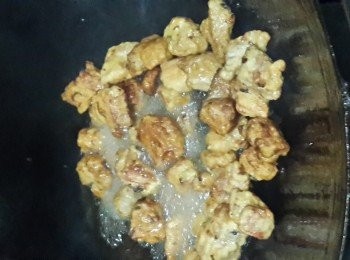 step7: 然後加大火煮熱油再第二次將肉排炸至表面微黄捞起