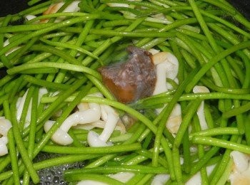 step4: 舀入一大匙的醬與一大匙的水，炒好就可以起鍋囉～