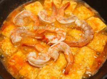 step5: 接著加入步驟2&3的蝦高湯與豆腐煨煮約10分鐘；接著加入醃好的鮮蝦與米酒。