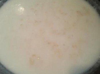 step1: 鮮奶倒入鍋中加熱後放入白醬塊煮到融化