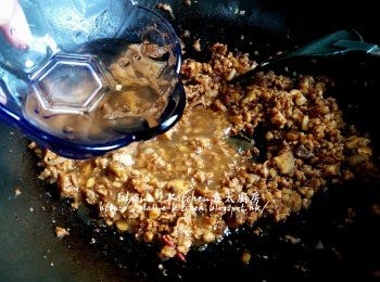 step6: 加入浸冬菇水及3杯水份量拌勻 , 用中火煮滾後蓋上蓋轉慢火煮45分鐘