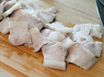 step2: 將五花肉放入冷水內，然後將五花肉切薄片