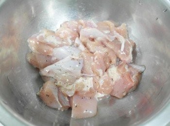 step1: 先將雞肉切成適當大小~加入些許米酒及黑胡椒抓一抓備用^^