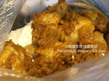 step3: 準備保鮮袋一個，放進大約8湯匙粟粉和醃好<a href="https://bit.ly/3zHU5V3" target="_blank" data-keyword="雞翼" class="guide-link"><strong>雞翼</strong></a> <span style="display:inline-block;vertical-align:middle;margin-top:-3px;color:initial;border-radius:3px;padding:2px 3px;font-size:12px;line-height:14px;background:#87d300;color:#fff;">即買</span> ，封好保鮮袋後搖勻。