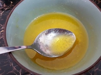 step3: 無鹽牛油隔熱水助溶