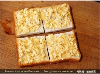 step4: 將鮮奶口味的黑木耳雪綿酪，直接塗抹在白吐司塊上。
