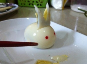 step3: 最后點上食用的紅粉。