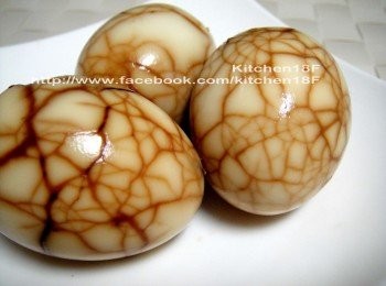 step11: 食用前，將蛋和滷汁同時放進內鍋。外鍋加 1/2個量米杯的水量，按下開關即可〜香噴噴熱呼呼的茶葉蛋完成囉！(照片是泡了一天，只加熱一次的顏色)