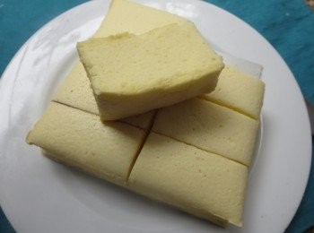 step5: 蛋糕糊静置的时侯,可以在锅内烧开水了,放上蒸架.把容器放入,盖上锅盖,用中火蒸25分钟.蒸好后,要等1分钟再开盖。（因為容器大小厚度不同，所以時間自己掌握，看到蛋糕明顯漲高，用牙籤戳到底拔出，牙籤上沒有濕麵糊，就是熟了 ）