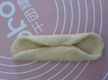 step7: 醒發好後擀成舌型，長邊1/3處捲進，對邊1/3捲進，再對卷密合縫隙。