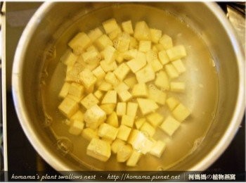 step2: 白地瓜去皮後，分切成塊狀，放入滾水中煮至熟透為止。