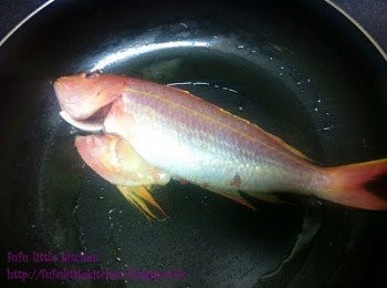 step2: 平底鍋燒熱加油，紅衫魚煎至兩邊金黃盛起備用。