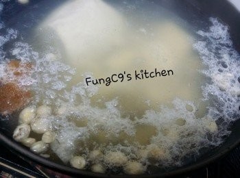 step2: 加入已浸泡洗淨既南豆，畢起浮面既污糟泡泡