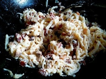 step8: 粘米粉分三次加入蘿蔔內拌勻