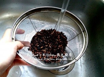 step1: 將浸好的紅豆用水沖一沖洗及瀝乾 , 黑糯米亦用水沖一沖洗及瀝乾