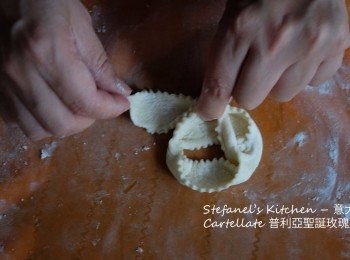 step4: 把麵條圍成圈狀，直至整條完成