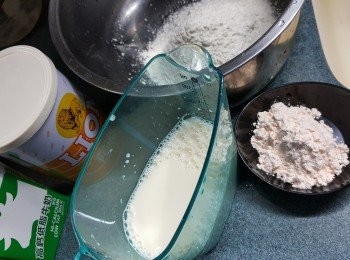 step2: 再將底筋麵粉80g,牛奶250g,吉士粉20g拌勻