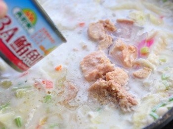 step6: 將整灌滿滿的鮪魚塊放入湯頭裡略滾煮幾秒，再小小調味即完成。