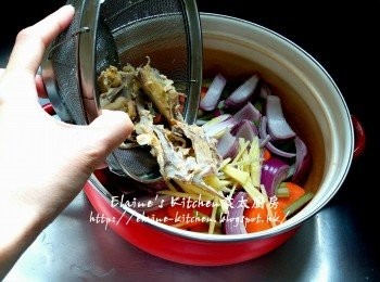 step4: 煲內放入少許油燒熱 , 逐一放入西芹 , 甘旬 , 洋蔥 , 薑絲及雞骨拌勻爆香炒數分鐘