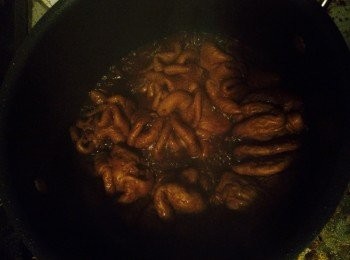 step6: 鹵到大腸差不多已經非常容易切斷，但還依然有點嚼頭，就可以轉中大火收汁。