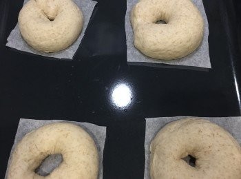 step9: 再將已發酵了的麵糰底下的牛油紙剪成四方。