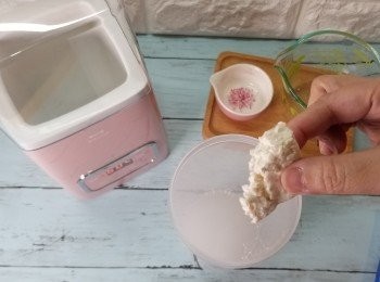 step2: 將米麴逐少加入水中。