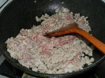 step2: 起一油鍋，下五花絞肉炒勻