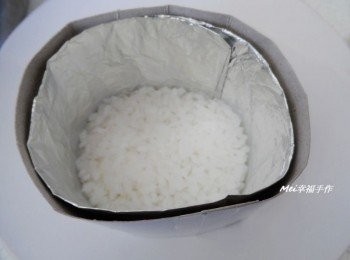 step2: 在模型底部鋪上一層白飯然後壓緊