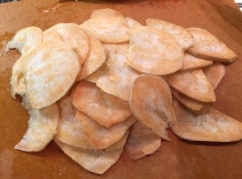 step2: 番薯刨皮洗淨，切約1-2mm厚的薄片。（切得越薄，烤出來的番薯片就會越脆。）