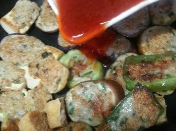 step4: 當煎好材料後,倒入已經拌勻的醬汁料用慢火煮滾,亦好讓各材料索汁料味