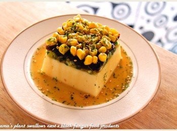 step6: 最後淋上芙蓉豆腐附贈的醬汁與調味包，即可立馬動口享用美味。