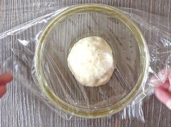 step7: 把麵團放回碗中，翻動至麵團表面都沾上油，滾圓一點放在碗中，包上保鮮紙。