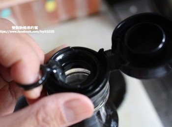 step3: 將醬油的拉環往後拉。