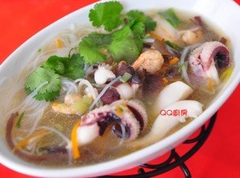 step10: 加些香菜，熱騰騰的巷弄美食上桌囉~