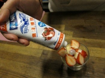 step3: 淋上適量鷹牌煉奶