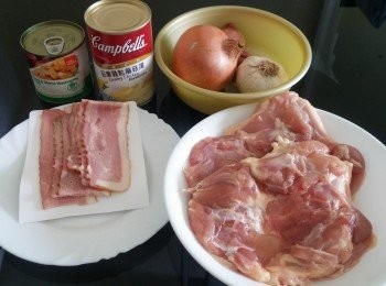 step1: 材料: 金寶忌廉蘑菇湯一罐,切片蘑菇一罐用熱水沖洗備用,洋蔥半個切絲,蒜蓉和乾蔥少許,煙肉兩片切碎，
淡忌廉半碗,雞脾肉走皮走肥切一舊舊。
醮料: 雞汁一湯匙,鹽半茶匙,糖一茶匙,美極一茶匙,生粉一茶匙,油半茶匙,
( 醮半小時左右)

做法:先預早炒雞但只需煎熟表面就可以備用。炒香洋蔥加煙肉碎略炒加忌廉湯湯和菇,再加淡忌廉後將雞肉回鑊, 請不要將雞肉汁倒入鑊內熄火攤凍備用。