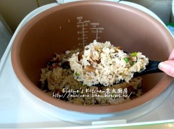 step10: 按製煮熟後拌勻 , 再蓋飯煲蓋焗30分鐘 , 最後灑上蔥粒即可