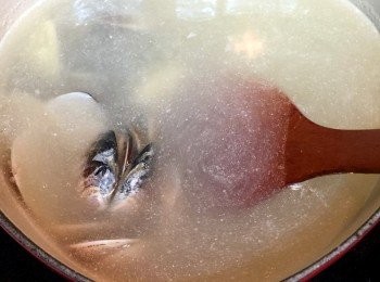 step3: 加入上湯煮沸，最後加淡奶煮至冒煙即可。