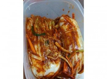 step5: 脫水完成的大白菜拿出來，用食水沖洗一遍之後 把<span class="group_2">醬料</span>細緻的抹進每一片葉間，放進準備好的容器裡密封，收進冰箱兩個禮拜之後就能吃了~ 如果你喜歡的是酸泡菜，放長達兩個月的時間就能發酵成美味的酸泡菜～