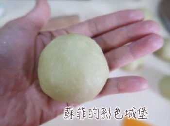 step7: 可將麵糰至於工作台上，用雙手慢慢將麵糰收口，收口處一定要黏緊。