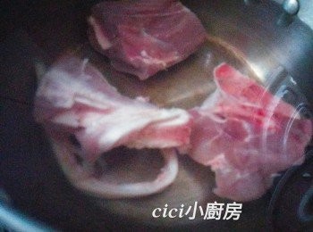 step5: <a href="https://bit.ly/3ANJVUp" target="_blank" data-keyword="豬展" class="guide-link"><strong>豬展</strong></a> <span style="display:inline-block;vertical-align:middle;margin-top:-3px;color:initial;border-radius:3px;padding:2px 3px;font-size:12px;line-height:14px;background:#87d300;color:#fff;">即買</span> 洗淨，連同凍水倒入鍋中汆水20分鐘，備用。
