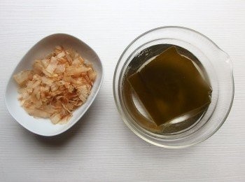 step2: 製作日式昆布<span class="group_3">高湯</span>。將昆布用餐巾紙擦拭乾淨，再用冷水浸泡30分鐘。