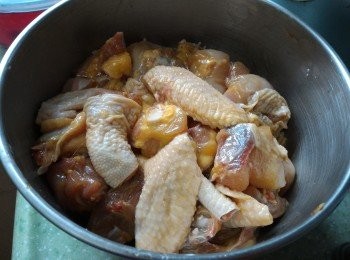 step1: 雞件與醃料拌勻，醃3小時。
醃料:
生抽(醬油)1.5湯匙，紹興酒1湯匙，鹽2/3茶匙，砂糖半湯匙，油1湯匙，麻油半湯匙，粟粉(玉米粉)3茶匙，胡椒粉少許。