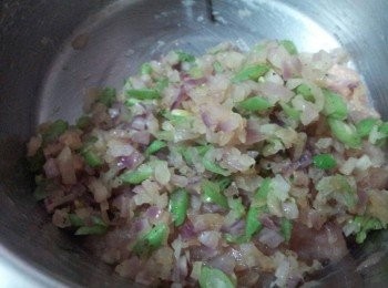 step5: 雞肉泥中加入炒過的洋蔥和豆子