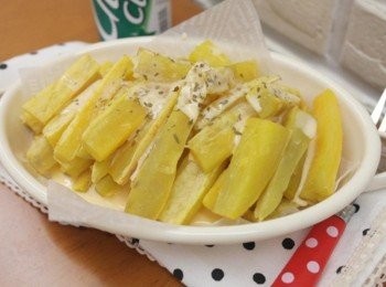 step9: 純天然的光泉鮮乳製作而成的起士醬配上天然香甜地瓜條~~真是健康營養滿滿呢&gt;///