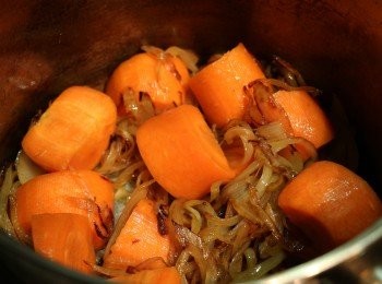 step4: 胡蘿蔔下鍋爆炒一下