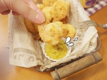 step7: 沾上黃芥末醬一起享用吧:) 這組合太搭啦~~好吃好吃!!! 外皮酥酥的..蝦仁又好有彈性~~讚^^b