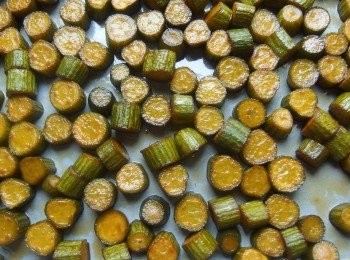 step7: 煮滾後馬上熄火,將黃瓜片撈出平鋪在大托盤上用電風扇降溫吹涼,同時將鍋裡的醬汁再次煮滾靜置放涼。準備好乾淨的空瓶(空瓶可用熱水汆燙過再烘乾),將冷卻的黃瓜片放入空瓶裡,最後再倒入醬汁超過黃瓜片即可。裝罐後可放冰箱冷藏保存。建議裝瓶放置2天後入味再食用。